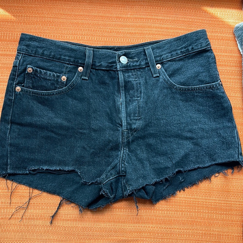 Black Levi’s 501 jean shorts